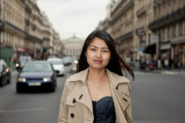 Красива азіатка в Парижі — стокове фото