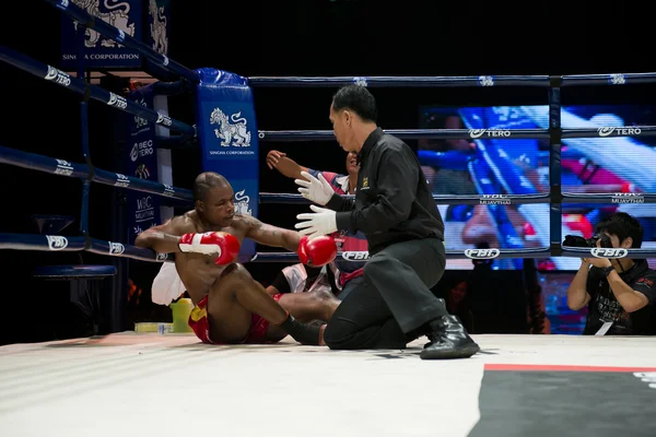 Thai boxer kiütötte — Stock Fotó