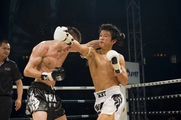 방콕에서 러시아 vs 한국 타이어 권투 선수 — 스톡 사진