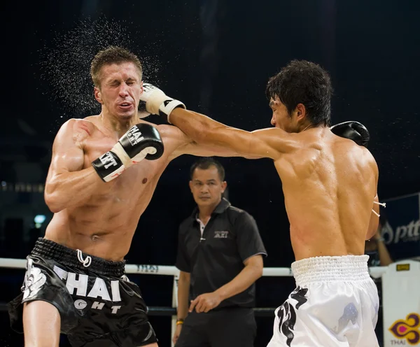 Ruská vs korejský thajský boxer v Bangkoku — Stock fotografie