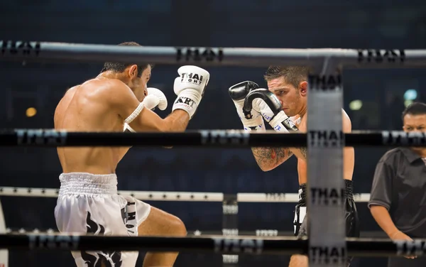 Inglês vs tailandês boxeador iraniano em Bangkok — Fotografia de Stock