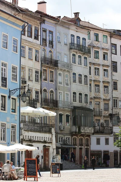 Façades des vieilles maisons de la ville de Coimbra. Portugal — Photo