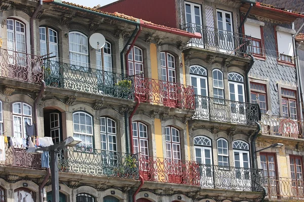 Фасады старых домов в городе Порту. Португалия — стоковое фото