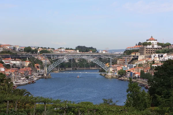 Uitzicht op het historische deel van porto en de rivier de douro. Portugal — Stockfoto