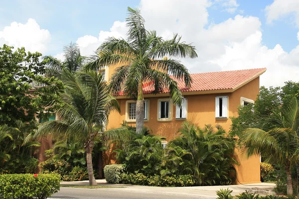Casa privada con jardín en Cancún, México — Foto de Stock