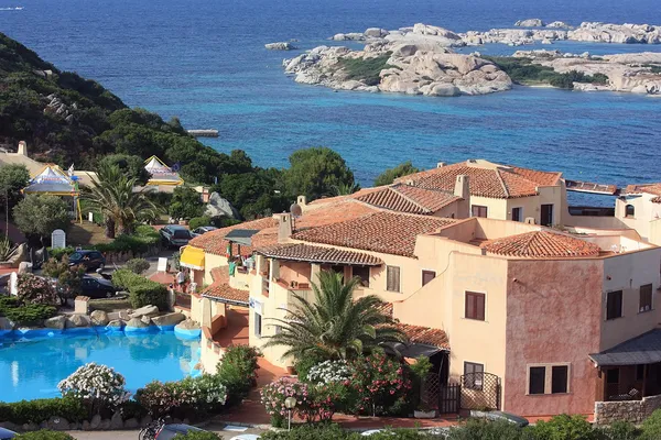Casa privada com piscina ao ar livre no Mediterrâneo, Sardenha — Fotografia de Stock
