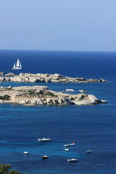 Vitorlás jachtok és hajók a Földközi-tenger, Sardinia — Stock Fotó
