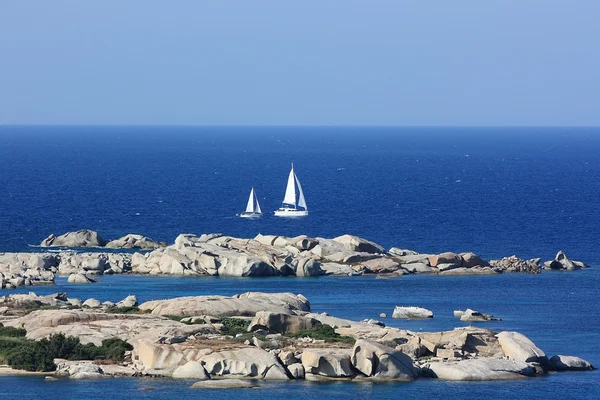 Dvě plachetnice, jachty, na středomořské Sardinii — Stock fotografie