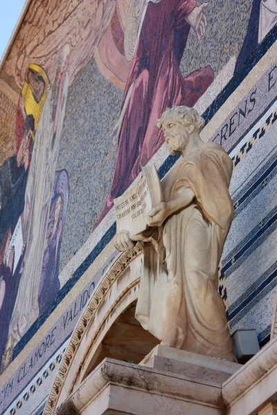 Dekorativní prvek na fronton katedrály — Stock fotografie