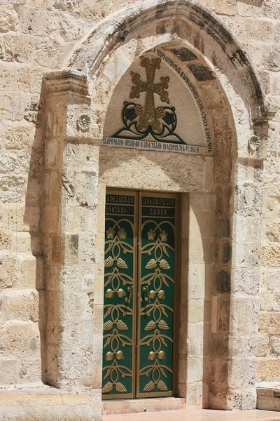 La porta decorativa sulla vecchia volontà della cattedrale — Foto Stock