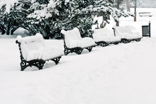 ม้านั่งที่หิมะ — ภาพถ่ายสต็อก