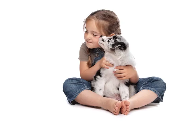 Bambina e un cucciolo — Foto Stock
