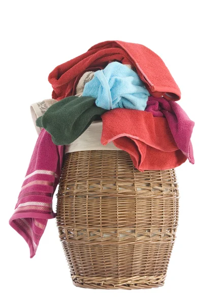 Tvättservice korg och handdukar — Stockfoto
