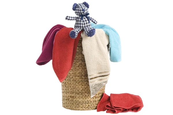 Wäschekorb und Handtücher — Stockfoto