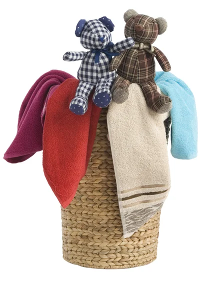 Tvättservice korg och handdukar — Stockfoto