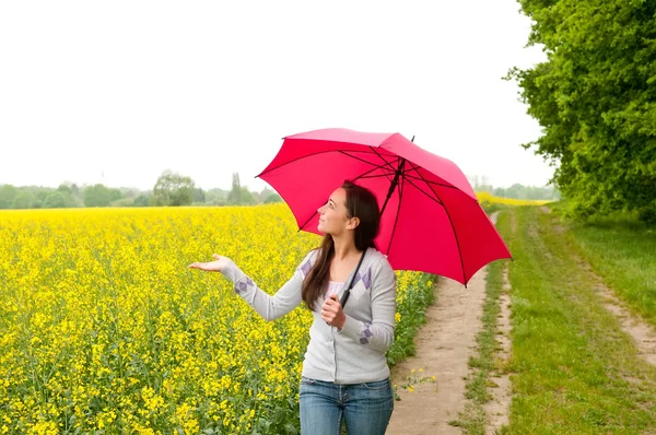 Mujer joven con paraguas — Foto de Stock
