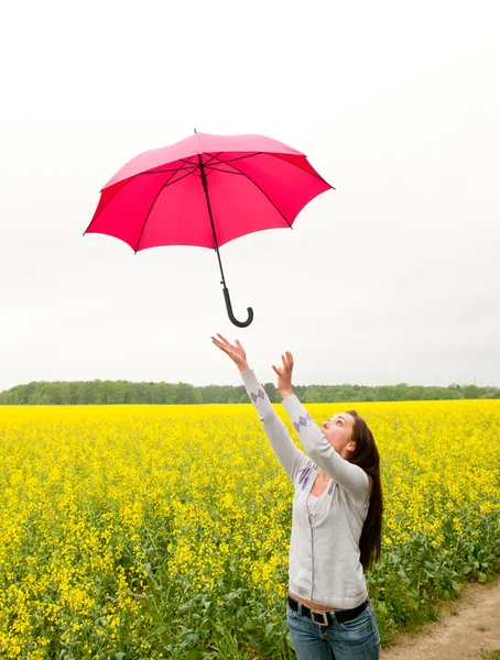 傘を持っている若い女性 — ストック写真
