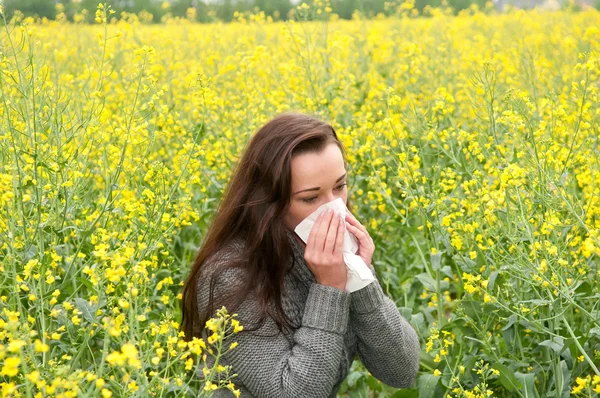 У молодой женщины сенная лихорадка — стоковое фото
