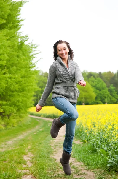 幸せな若い女性 — ストック写真