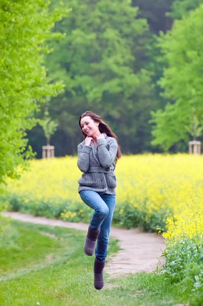 Lycklig ung kvinna — Stockfoto
