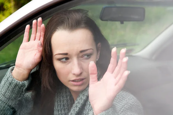 Boi się kobieta w samochodzie — Zdjęcie stockowe