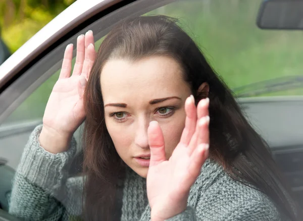 Mujer asustada en el coche — Foto de Stock