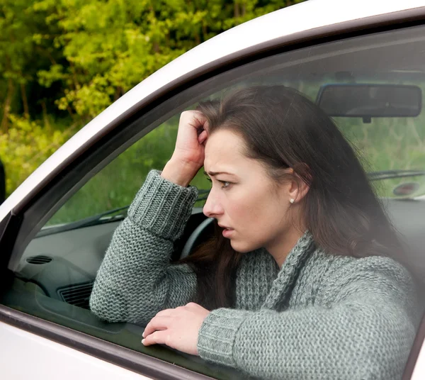 Boi się kobieta w samochodzie — Zdjęcie stockowe
