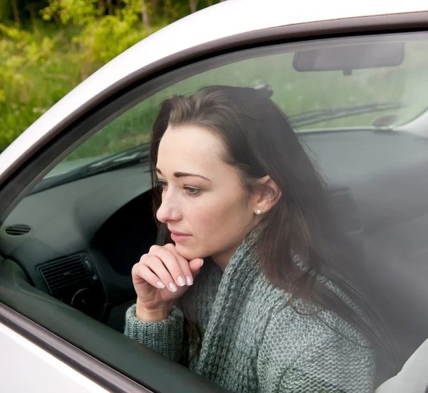 Mujer pensativa en el coche — Foto de Stock