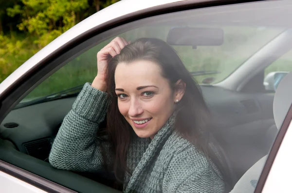 Glad kvinna i bilen — Stockfoto