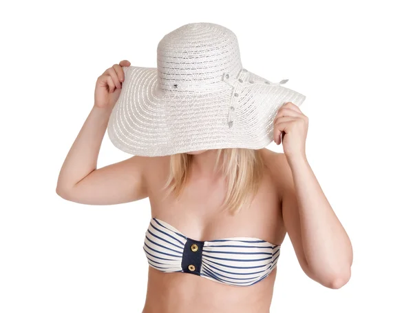 Kobieta z bikini i niedz kapelusz — Zdjęcie stockowe