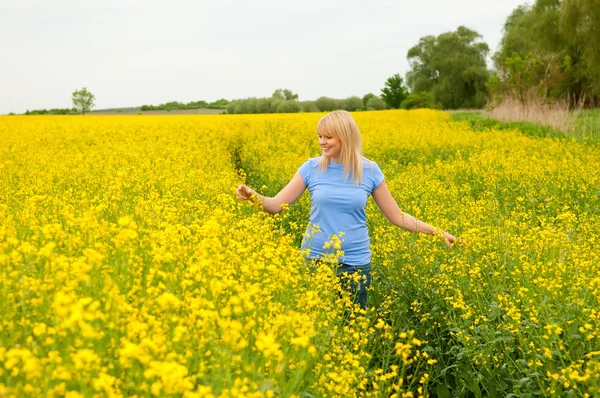 Lycklig ung kvinna — Stockfoto