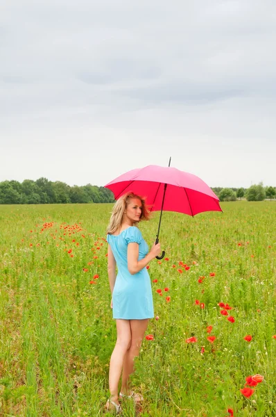Vrouw met rode paraplu — Stockfoto
