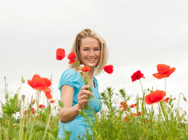 花の花束を選ぶ女性 — ストック写真