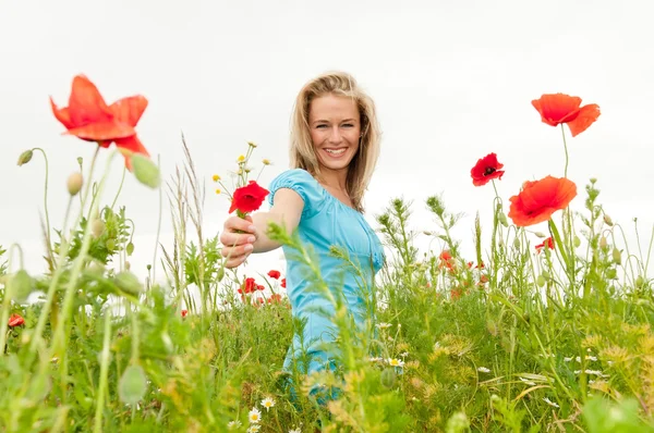 Woman presented a bouquet — Stock Photo, Image