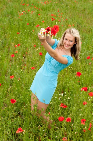Frau überreichte Blumenstrauß — Stockfoto
