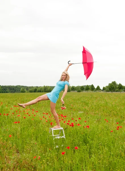 Donna con ombrello rosso — Foto Stock