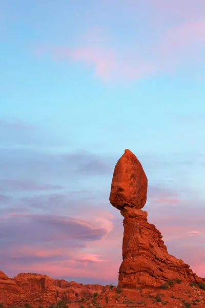 Équilibrage rocher coucher de soleil tardif — Photo