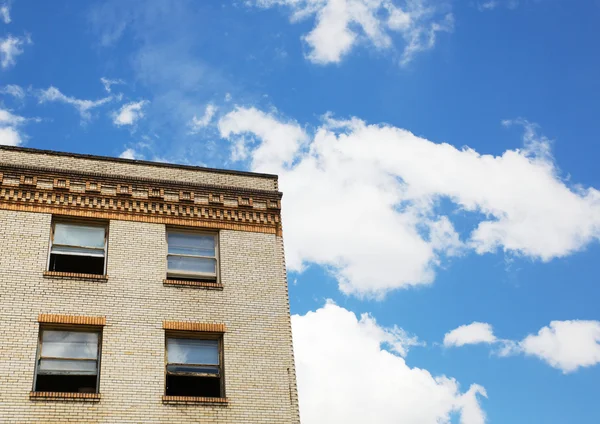 Oude bakstenen gebouw en hemel — Stockfoto