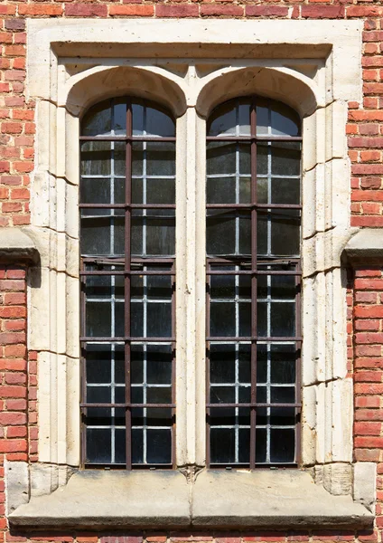 Velhas janelas da igreja — Fotografia de Stock