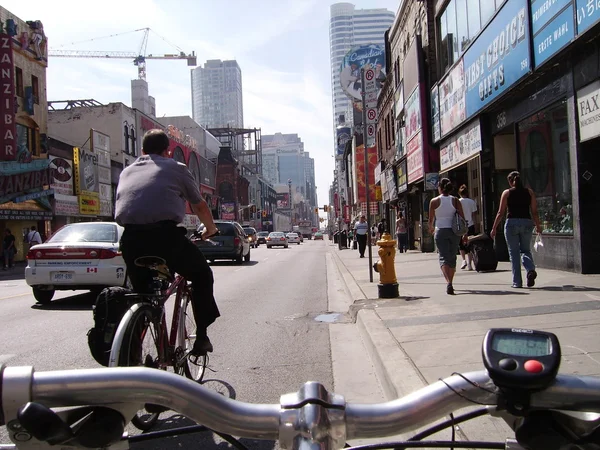 在城市骑自行车 免版税图库图片