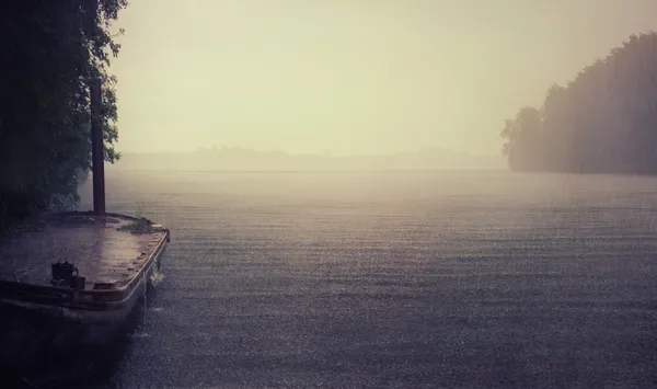 Βροχή στη λίμνη — Φωτογραφία Αρχείου