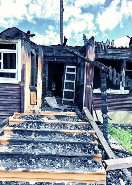 Заброшенный сожжённый дом — стоковое фото