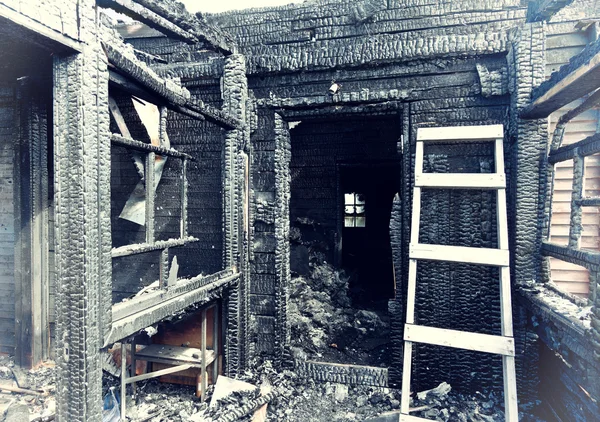 Maison brûlée abandonnée — Photo