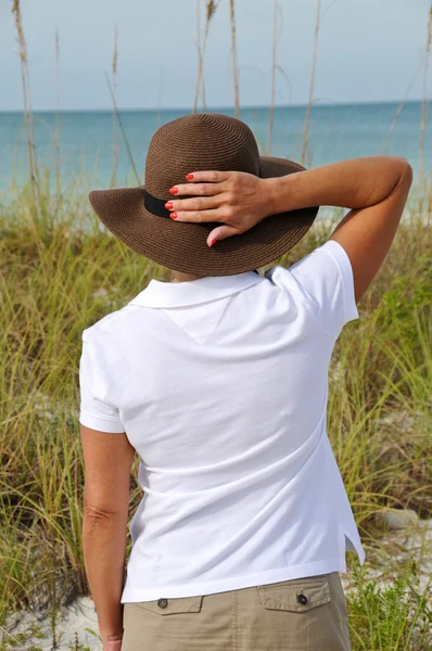 Attrayant femme debout sur la plage — Photo