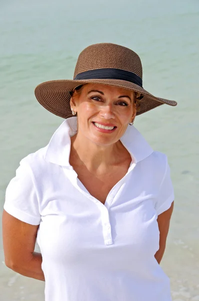 Attraente donna in piedi sulla spiaggia — Foto Stock