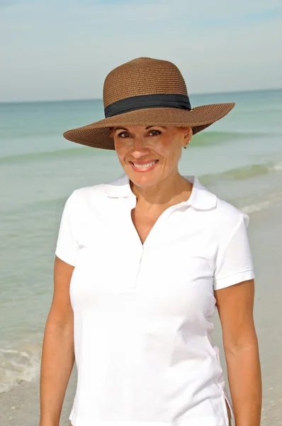 Atractiva mujer de pie en la playa —  Fotos de Stock