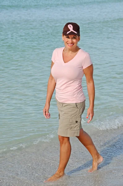 Atractiva mujer con cinta rosa en el sombrero —  Fotos de Stock
