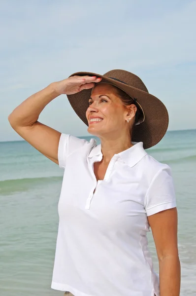 Atractiva mujer de pie en la playa —  Fotos de Stock