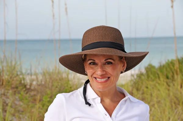 Aantrekkelijke vrouw permanent op het strand — Stockfoto