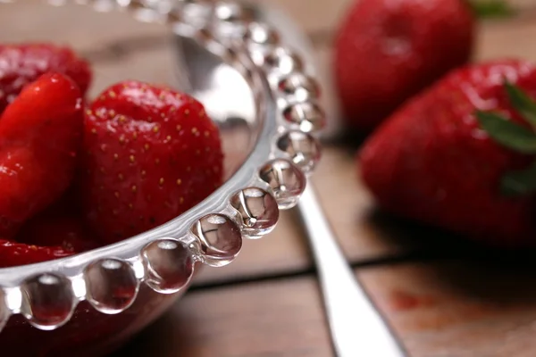 玻璃碗新鲜草莓 — 图库照片